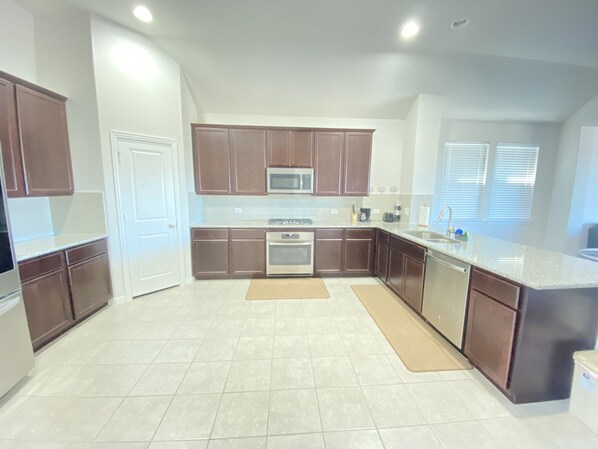 Frigorífic, microones, forn i placa de cuina 