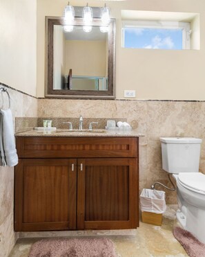 Een douche, een haardroger, handdoeken, zeep