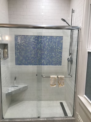 Combined shower/bathtub, hair dryer, towels, soap