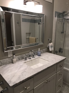 Combined shower/bathtub, hair dryer, towels, soap