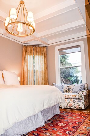 2 chambres, bureau, fer et planche à repasser, lit parapluie