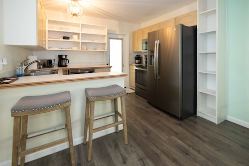 Newly renovated! Quiet home in walkable neighborhood! 2 miles from ocean! 