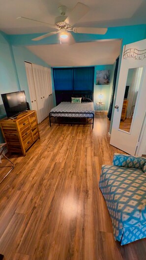 2 chambres, bureau, fer et planche à repasser, accès au Wi-Fi (inclus)