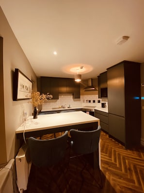 Fridge, microwave, oven, stovetop - 3 BEDROOM APARTMENT BESIDE THE CASHEL PALACE HOTEL (Cashel)