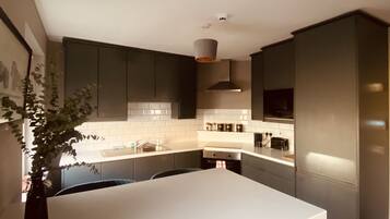 Kylskåp, mikrovågsugn, ugn och spishäll