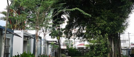 Vista frontal de la propiedad