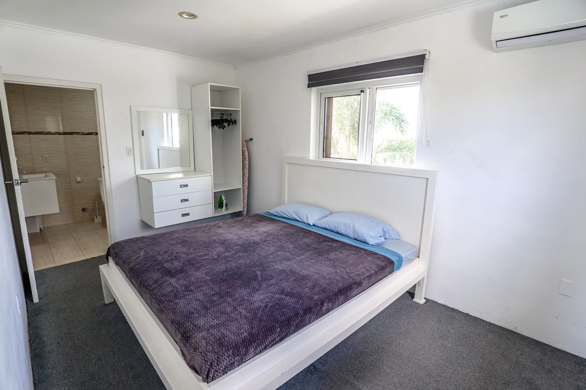 1 dormitorio, tabla de planchar con plancha, wifi y ropa de cama