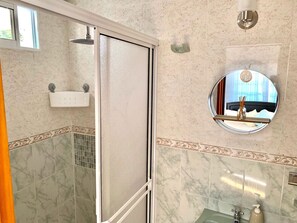 Shower, rainfall showerhead, towels - Relax and Comfort for island getaways (San Andrés)