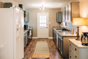 Fridge, microwave, oven, stovetop - Peaceful, lakefront house on Guist Creek Lake/ Shelbyville-Bourbon Trail (Shelbyville)