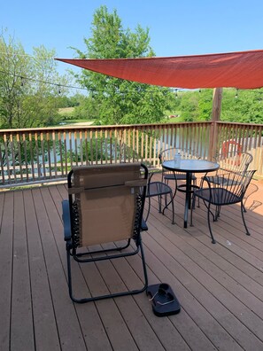 Outdoor dining - Peaceful, lakefront house on Guist Creek Lake/ Shelbyville-Bourbon Trail (Shelbyville)