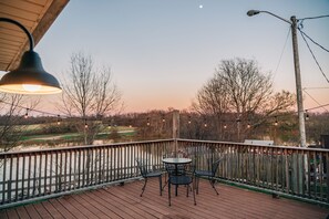 Outdoor dining - Peaceful, lakefront house on Guist Creek Lake/ Shelbyville-Bourbon Trail (Shelbyville)