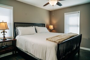 3 bedrooms, iron/ironing board, WiFi, bed sheets - Peaceful, lakefront house on Guist Creek Lake/ Shelbyville-Bourbon Trail (Shelbyville)