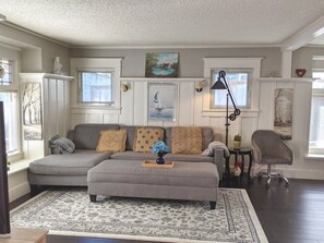 Smart TV - Walker's Paradise #1,Queen Anne Hill,2 adjacent parking lots,fencing backyard. (Seattle)