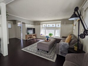 Smart TV - Walker's Paradise #1,Queen Anne Hill,2 adjacent parking lots,fencing backyard. (Seattle)