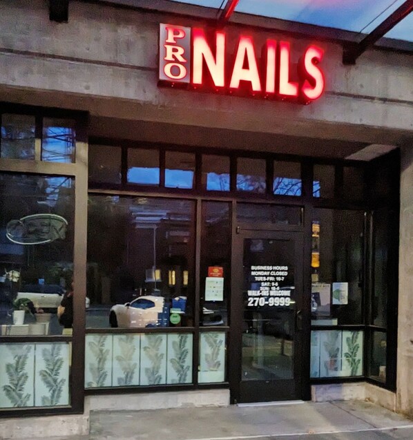 Exterior detail - Walker's Paradise #1,Queen Anne Hill,2 adjacent parking lots,fencing backyard. (Seattle)