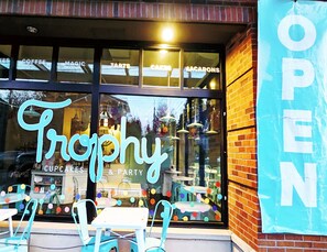 Outdoor dining - Walker's Paradise #1,Queen Anne Hill,2 adjacent parking lots,fencing backyard. (Seattle)