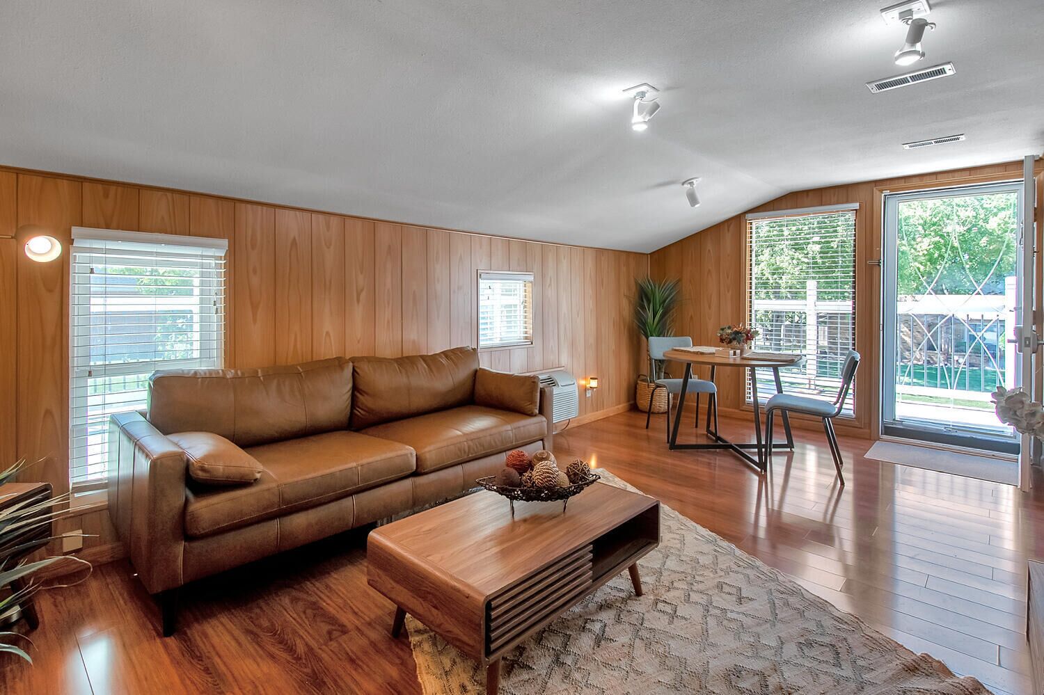 TV connectée, cheminée, espaces bureaux