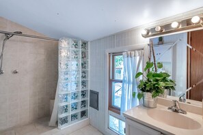 Dusche, Whirlpool, Haartrockner, Bidet