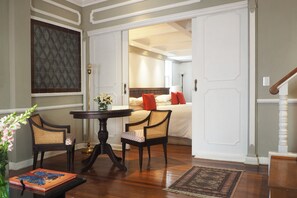 1 slaapkamer, een kluis op de kamer, een bureau