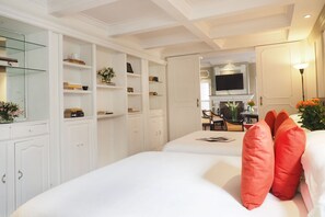 1 slaapkamer, een kluis op de kamer, een bureau