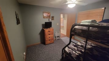 2 slaapkamers, een strijkplank/strijkijzer, gratis wifi, beddengoed