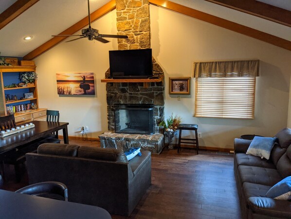 Smart-TV, Kamin, DVD-Player, Bücher