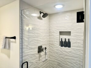 Bathtub, hair dryer, towels - Orchard Ranch - Fish Creek | Sleeps 10 • Trails • Coffee Bar • Snowshoes (Fish Creek)