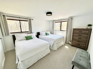 4 habitaciones, tabla de planchar con plancha y cuna de viaje 
