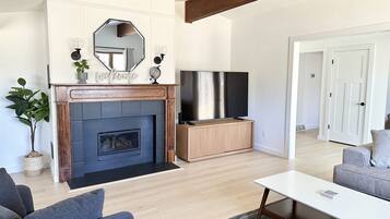 Smart TV, caminetto, lettore DVD, tavolo da ping pong