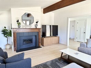 Smart TV, chimenea, reproductor de DVD y tenis de mesa