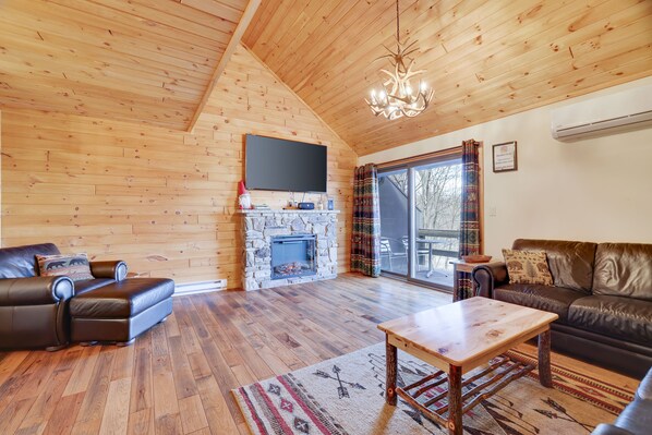 Smart TV, fireplace, stereo