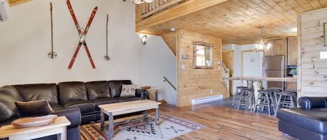 Smart TV, fireplace, stereo