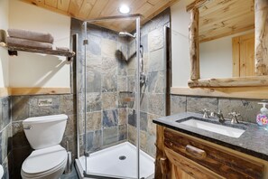 Ensemble douche/baignoire, sèche-cheveux, serviettes fournies