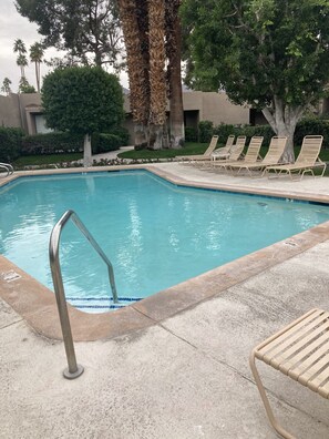 Een buitenzwembad, een verwarmd zwembad