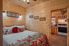 1 habitación, tabla de planchar con plancha y ropa de cama 