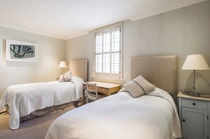 3 chambres, fer et planche à repasser, Wi-Fi, draps fournis