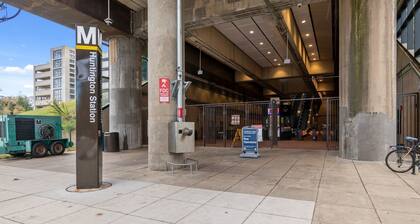 Cozy Condo in City: Just Steps to the Metro!