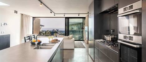 Réfrigérateur, four à micro-ondes, un four, surface de cuisson