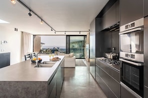 Geladeira, micro-ondas, fogão, cooktop