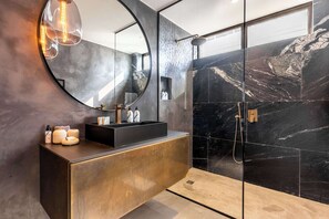 Shower, hair dryer, towels