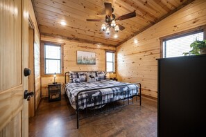 2 bedrooms, desk, iron/ironing board, travel crib - Perfect for Families/Couples | Playground | Hottub | No Pet Fees | Peaceful (Broken Bow)