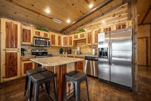 Fridge, microwave, oven, stovetop - Perfect for Families/Couples | Playground | Hottub | No Pet Fees | Peaceful (Broken Bow)