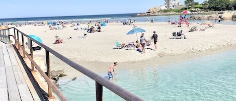 Vlak bij het strand, ligstoelen aan het strand, strandlakens