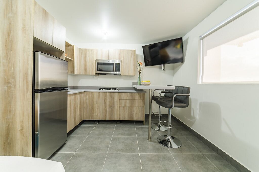 Refrigerador, microondas, horno y parrilla de estufa 