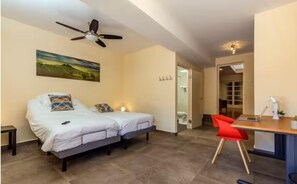6 bedrooms, iron/ironing board, WiFi, wheelchair access