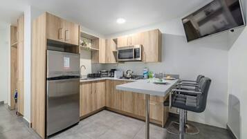 Refrigerador, microondas, horno y parrilla de estufa