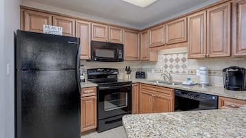 Refrigerador, microondas, horno y lavavajillas