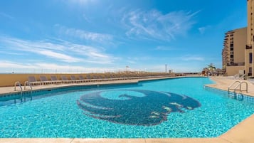 Alberca techada y alberca climatizada