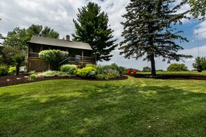 Property grounds - Stunning Log Cabin with amazing views at Apple Canyon Lake, Perfect Location (Apple River)