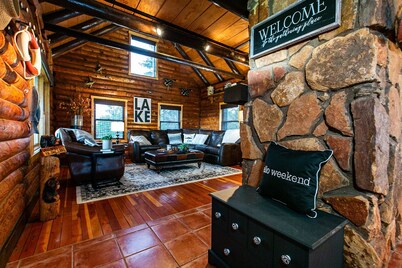 Stunning Log Cabin with amazing views at Apple Canyon Lake, Perfect Location